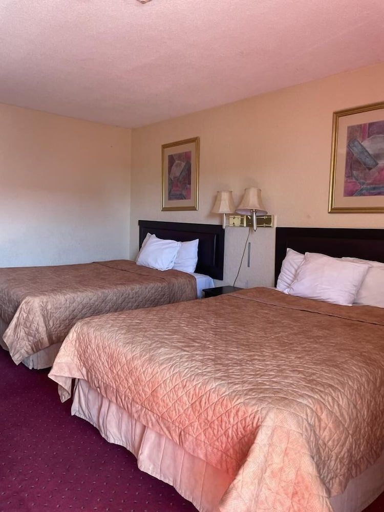 Niagara Lodge & Suites Standard Double Room, 2 Queen Beds 8