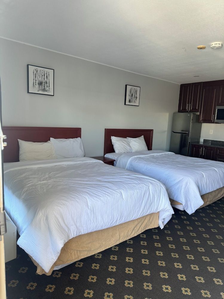 Niagara Lodge & Suites Standard Double Room, 2 Queen Beds 12