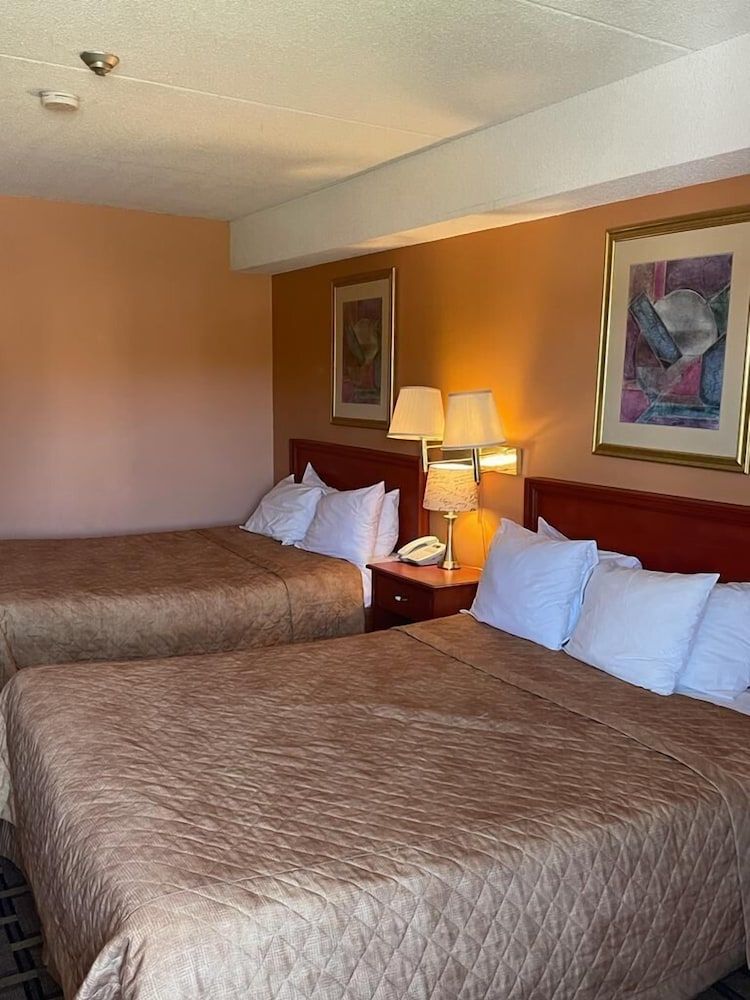 Niagara Lodge & Suites Standard Double Room, 2 Queen Beds 9