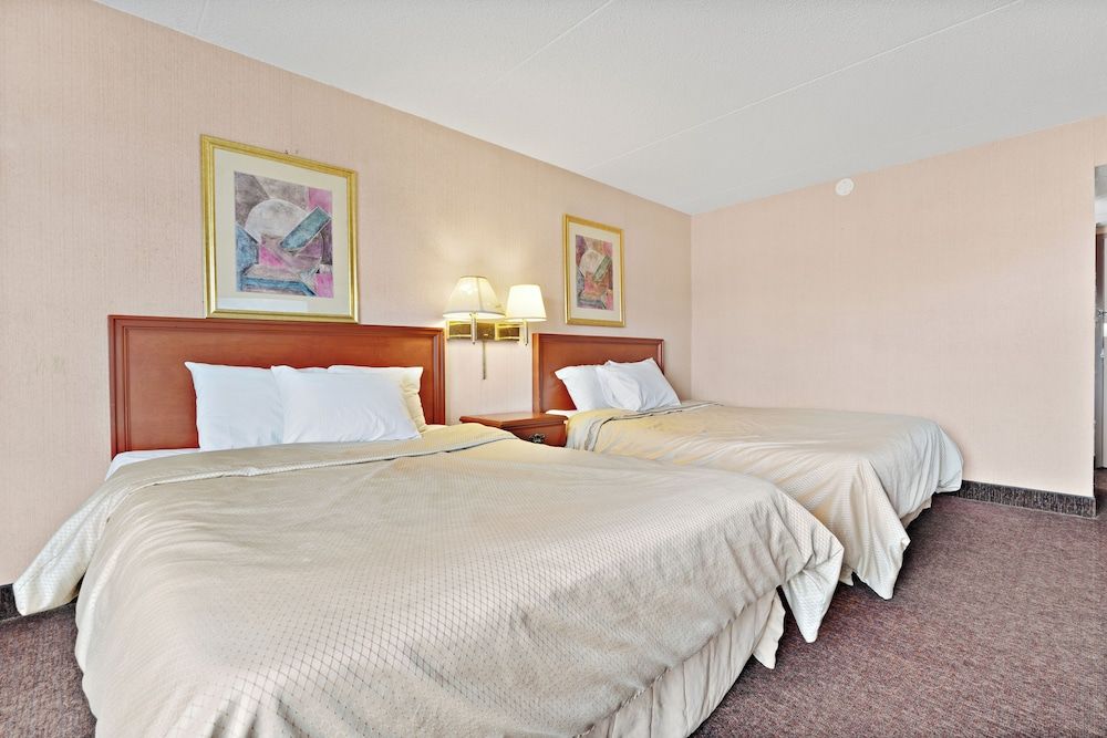 Niagara Lodge & Suites Standard Double Room, 2 Queen Beds 17