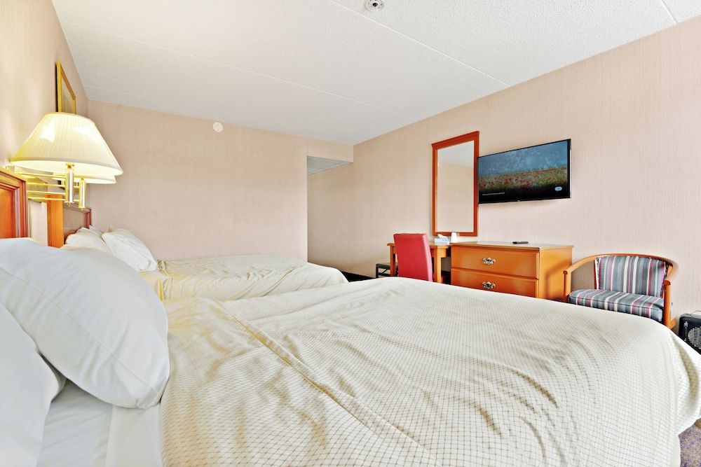 Niagara Lodge & Suites Standard Double Room, 2 Queen Beds 16