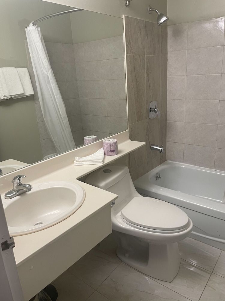 Niagara Lodge & Suites Standard Double Room, 2 Queen Beds 21