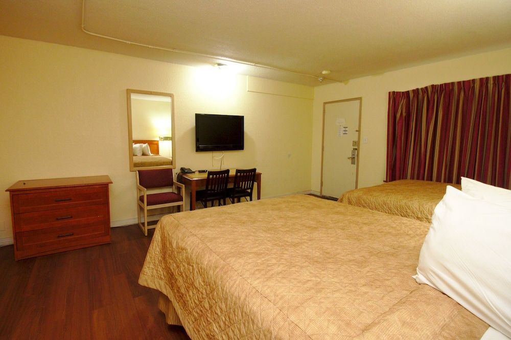 Niagara Lodge & Suites Standard Double Room, 2 Queen Beds 6