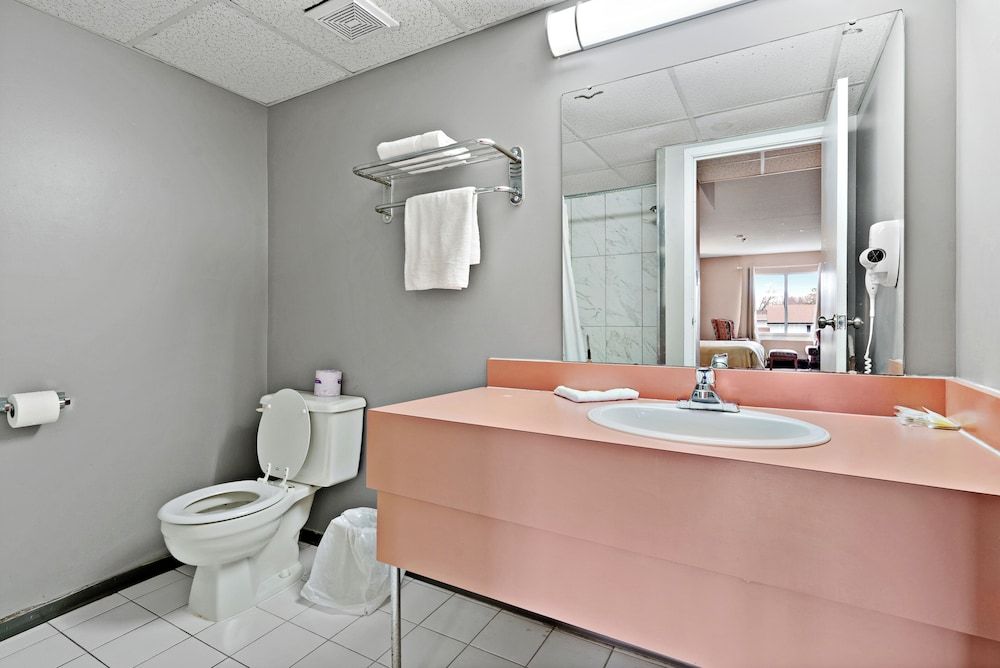 Niagara Lodge & Suites Standard Double Room, 2 Queen Beds 18