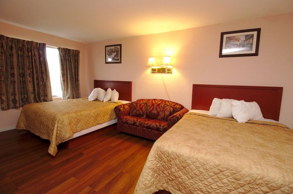 Niagara Lodge & Suites Standard Double Room, 2 Queen Beds 4