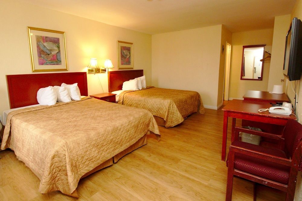 Niagara Lodge & Suites Standard Double Room, 2 Queen Beds 3