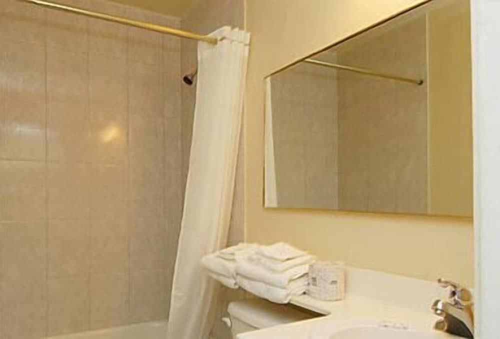 Niagara Lodge & Suites Standard Double Room, 2 Queen Beds 20