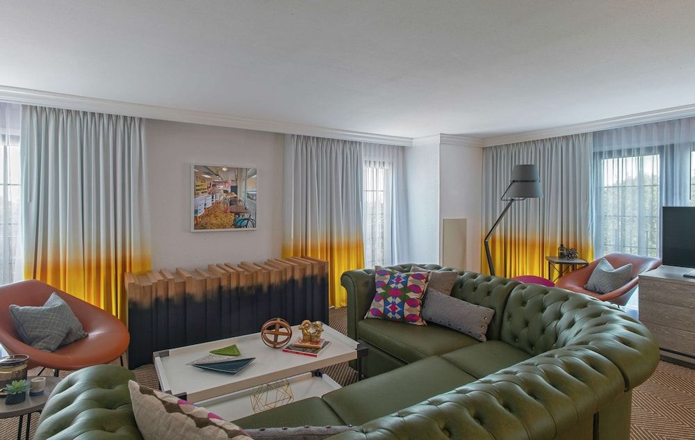 DoubleTree by Hilton Austin Room, 1 King Bed 4