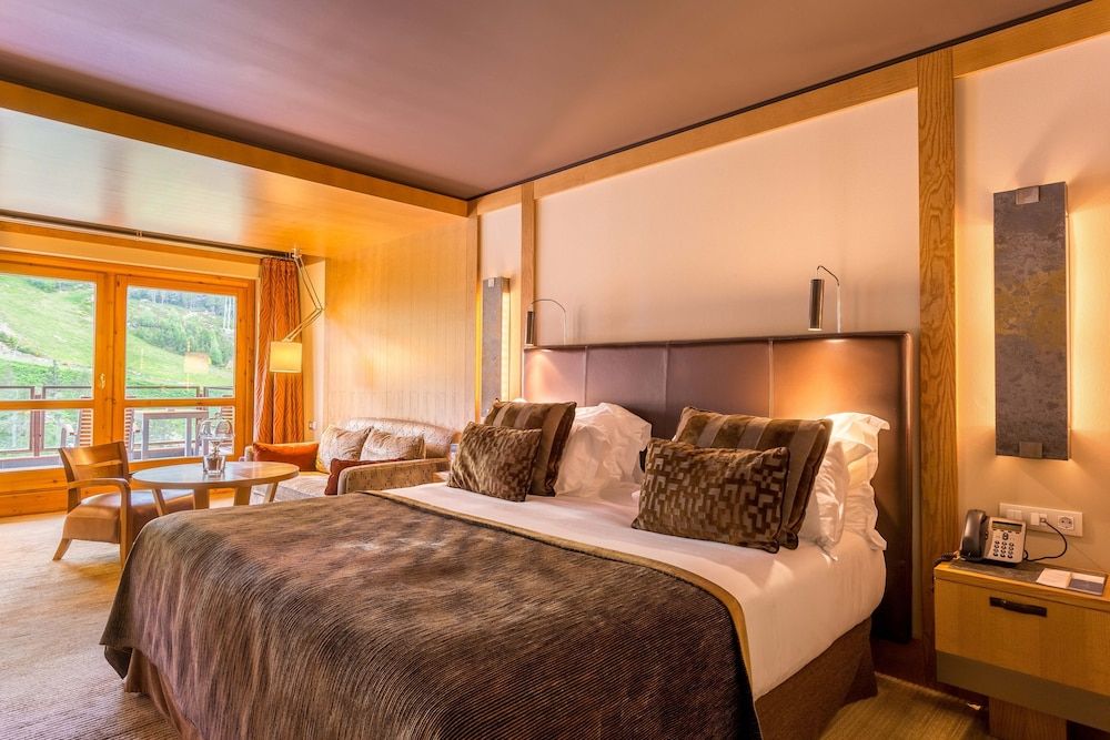 Junior Suite Premium and Spa with view to the slopes. (Capacity min. 2 max. 4)