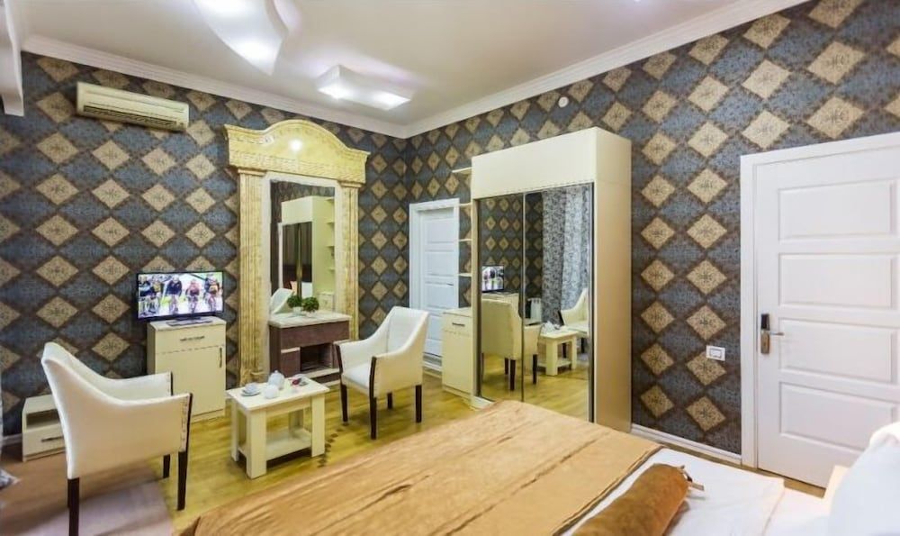 Vania Hotel Deluxe Suite 8