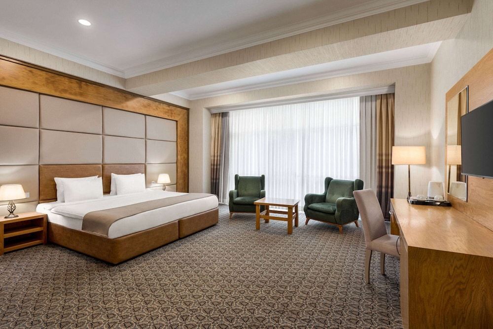 Wyndham Baku Superior Room, 1 King Bed, Non Smoking 2