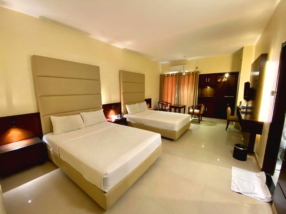 Nirvana Inn Deluxe Quadruple Room 4