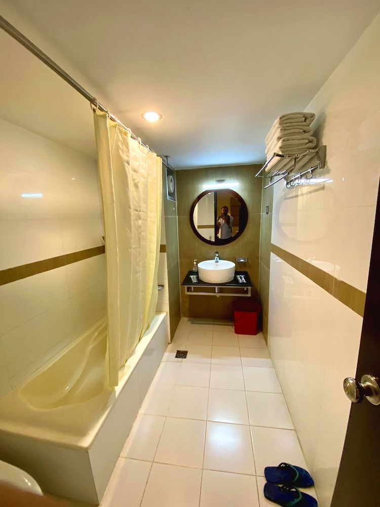 Nirvana Inn Deluxe Quadruple Room 3