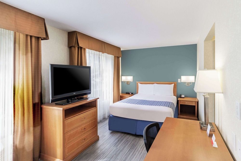 Suite, 1 Queen Bed with Sofa bed, Non Smoking