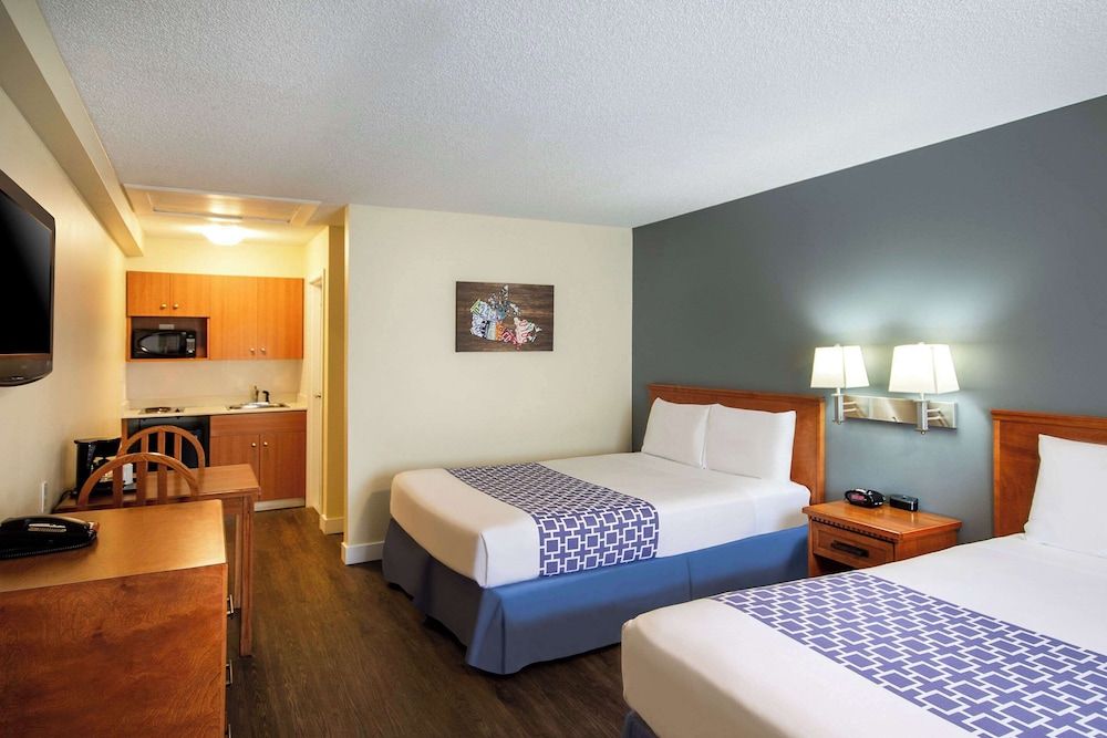 Econo Lodge Inn & Suites University