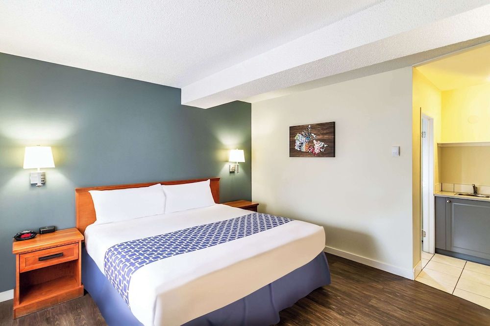Econo Lodge Inn & Suites University Standard Room, 1 King Bed, Non Smoking 4