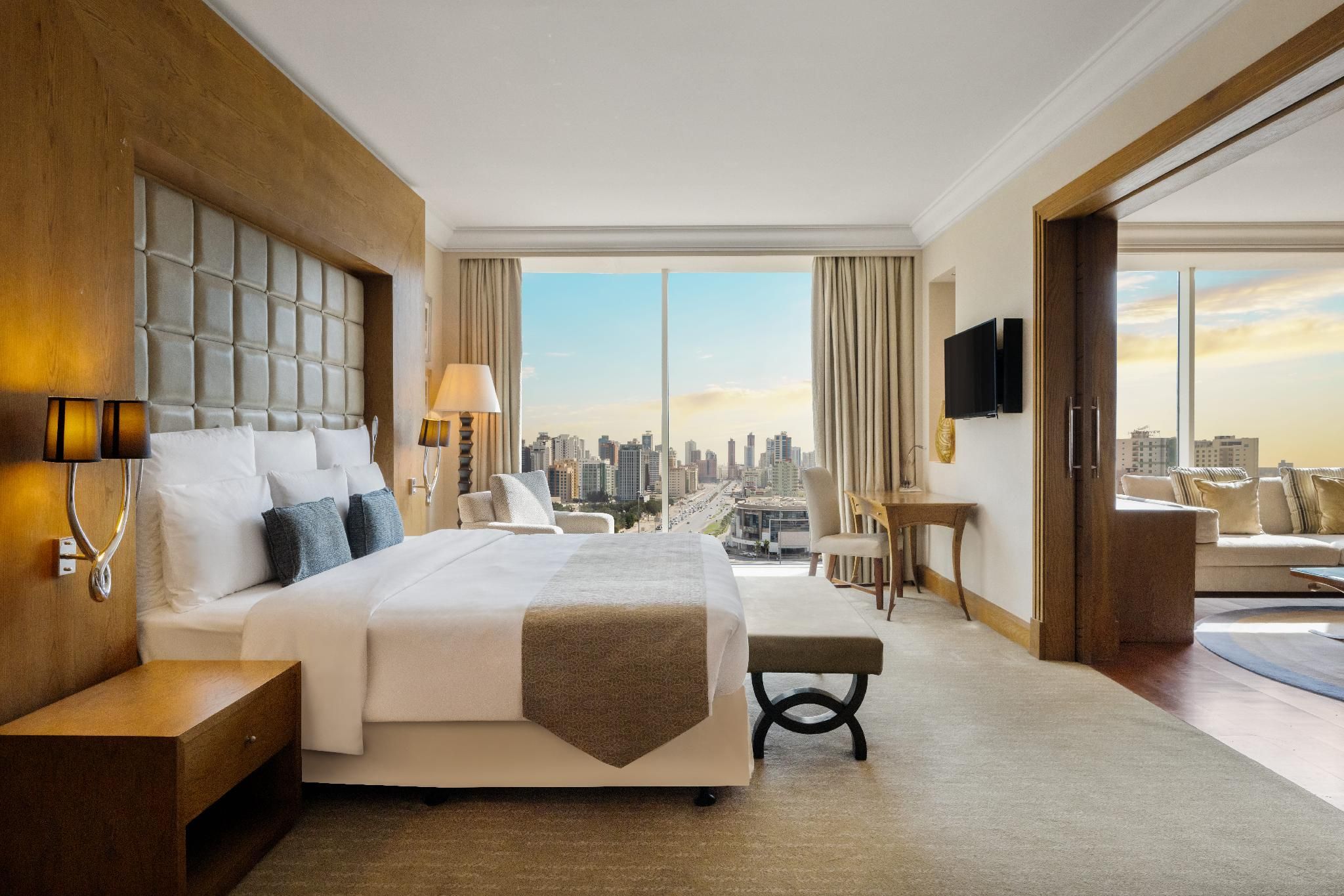 Deluxe, Concierge lounge access, Suite, 1 King, Poolside view