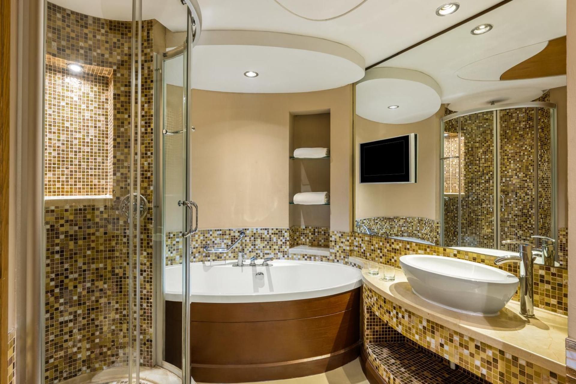 Luxury King Room with City View