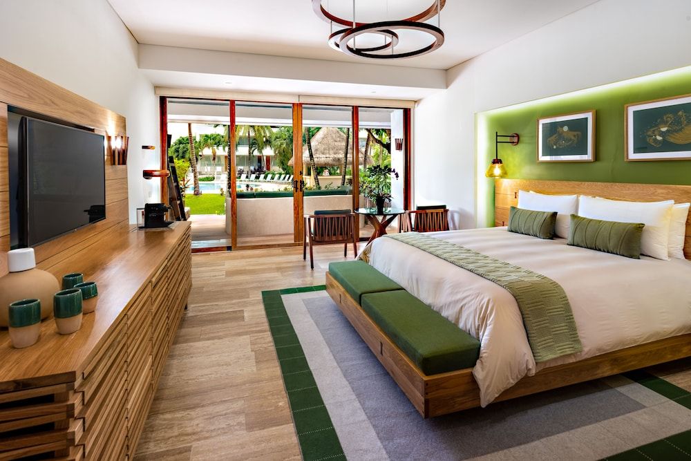 Premium Room, 1 King Bed, Pool Access