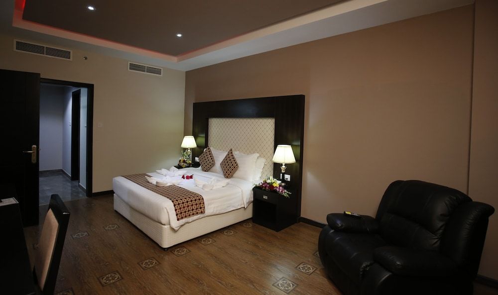 Crystal Palace Hotel Deluxe Suite, 2 Bedrooms 2