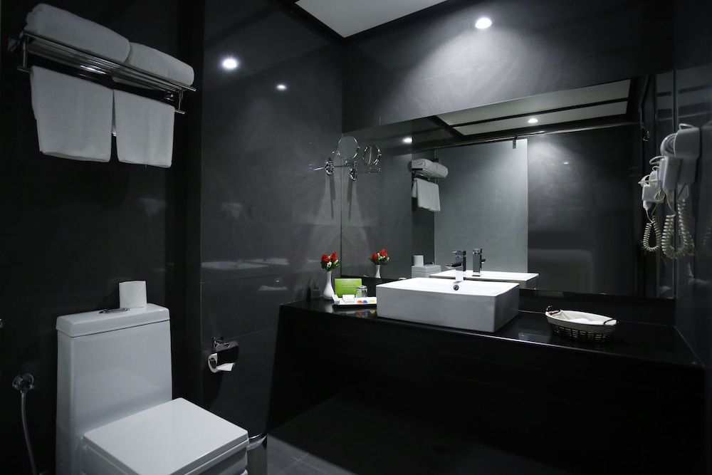 Crystal Palace Hotel Deluxe Suite, 1 King Bed 3