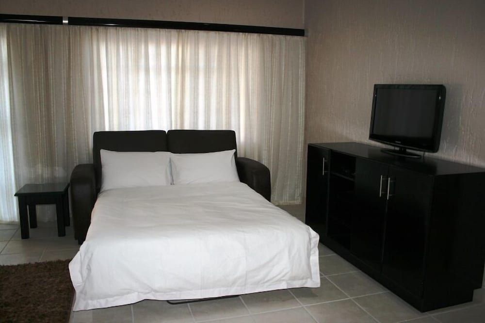 Queness Inn Family Apartment, Kitchenette, Garden View 12