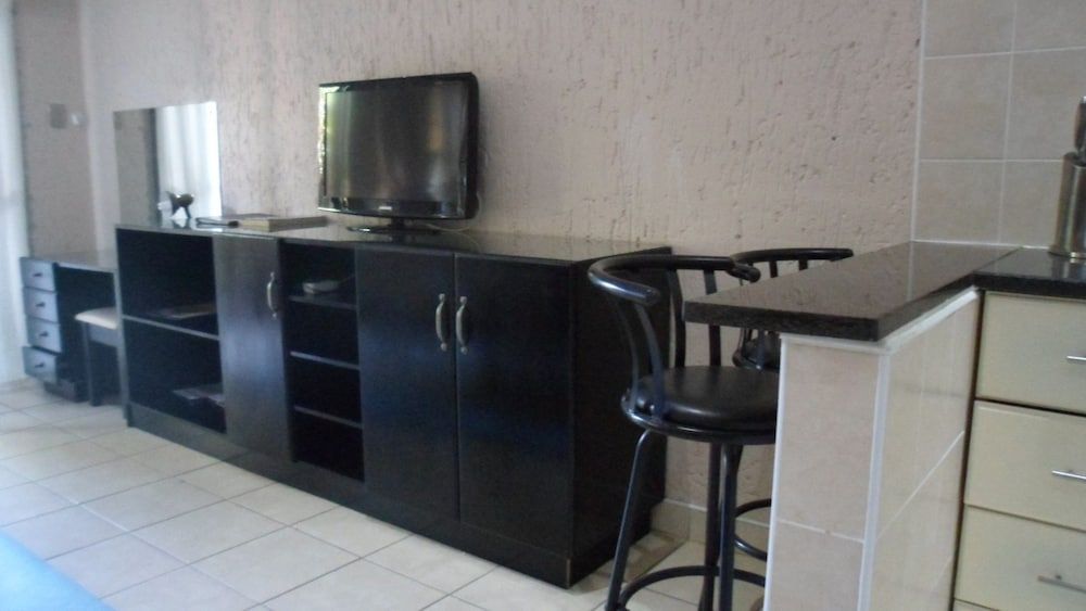 Queness Inn Family Apartment, Kitchenette, Garden View 14