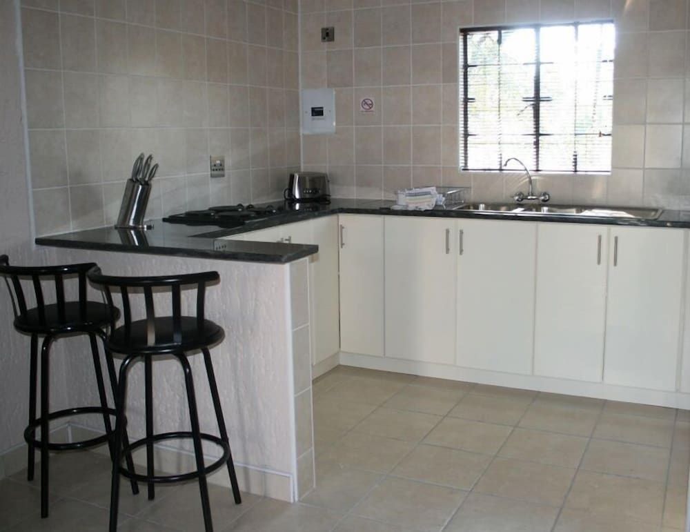 Queness Inn Family Apartment, Kitchenette, Garden View 8