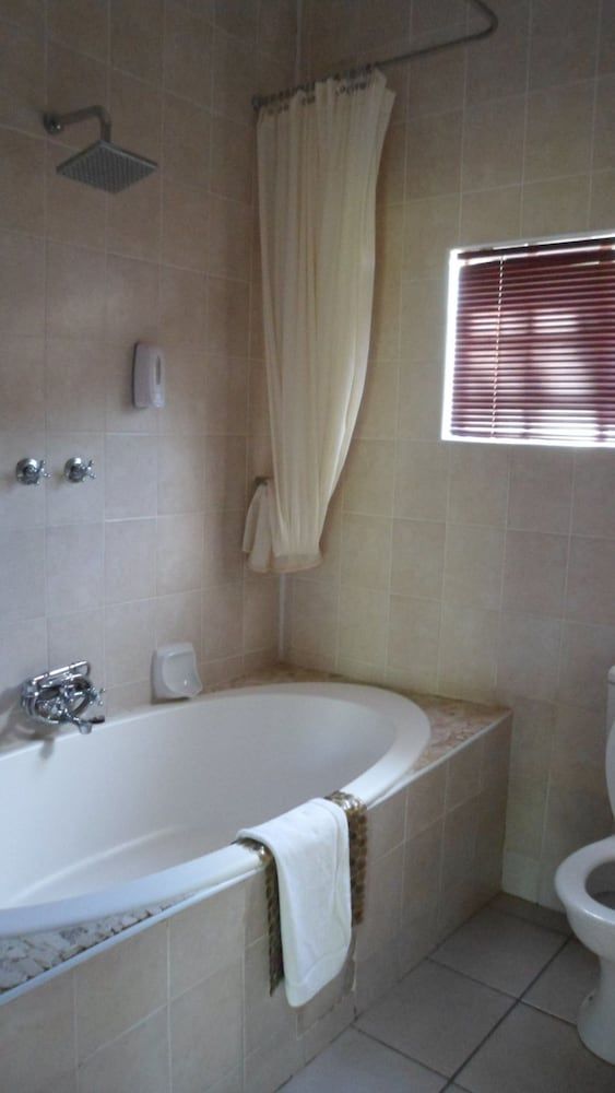 Queness Inn Family Apartment, Kitchenette, Garden View 19