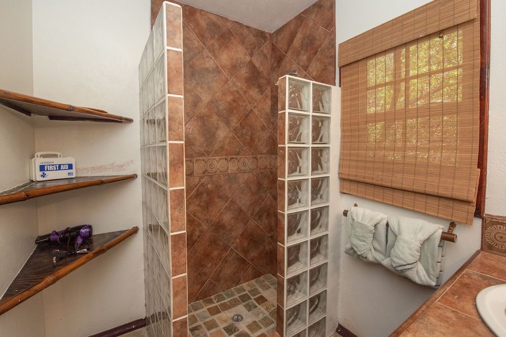 Bella Vista Resort Belize TARPON HOUSE: 1 Bedroom, Resort View, Garden Area 21