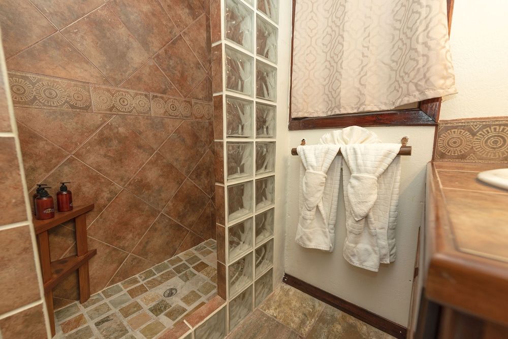 Bella Vista Resort Belize TARPON HOUSE: 1 Bedroom, Resort View, Garden Area 17