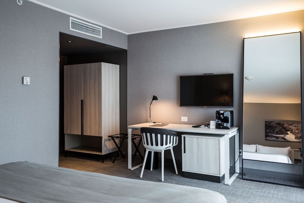 Solace Hotel Santiago Superior Room, 1 King Bed 4