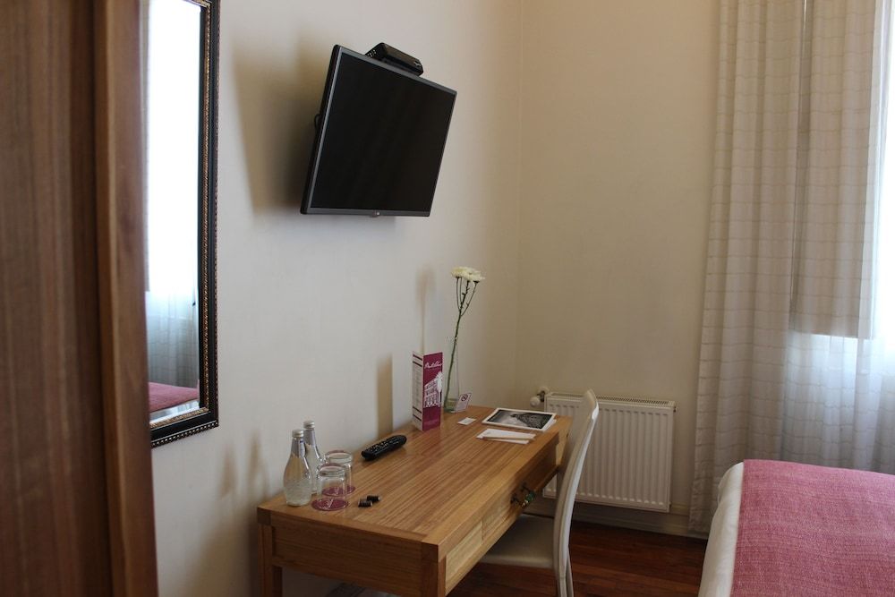 Matildas Hotel Boutique Basic Double Room 4