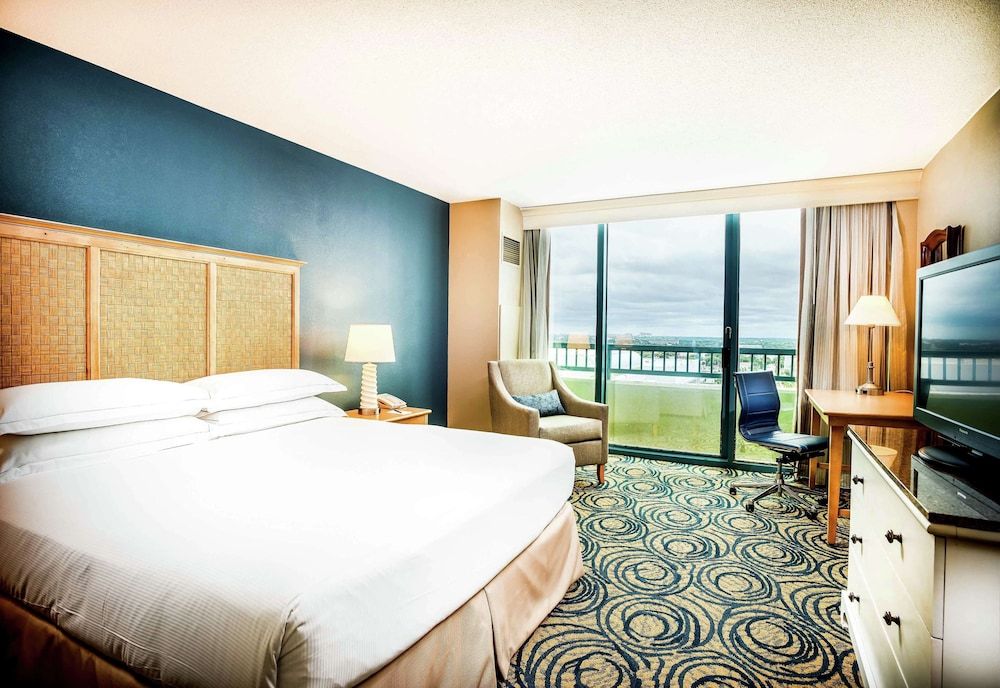 Room, 1 King Bed, Accessible, City View (Hearing)