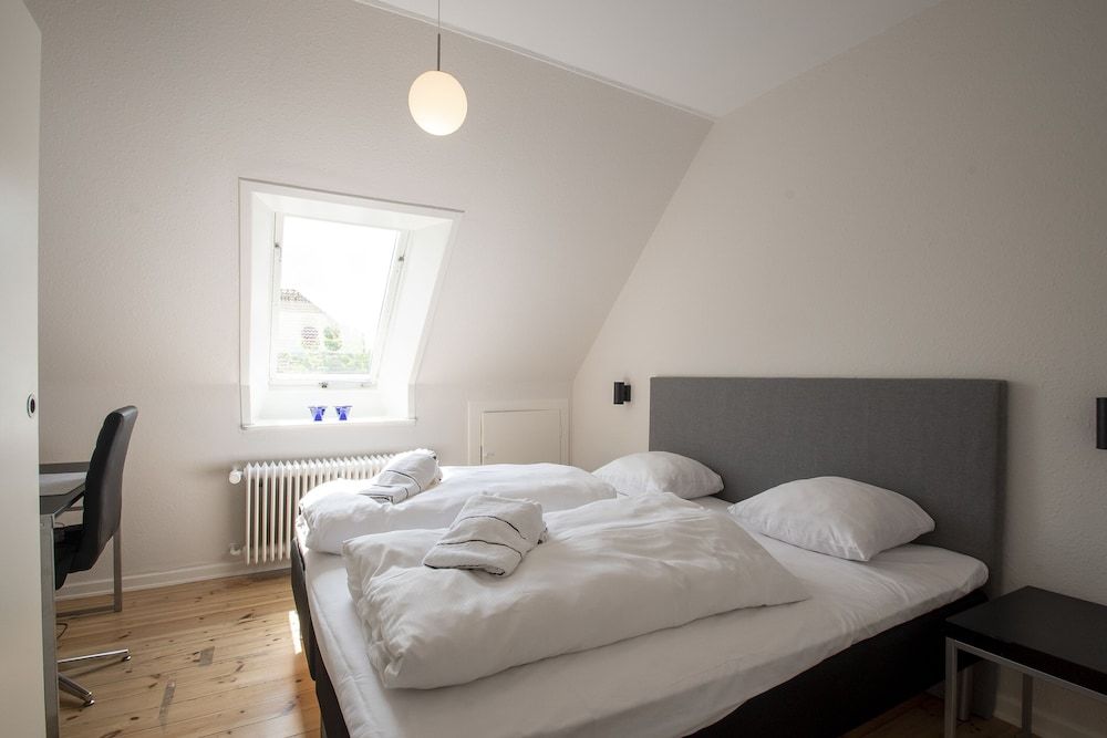 Junior Apartment, Queen