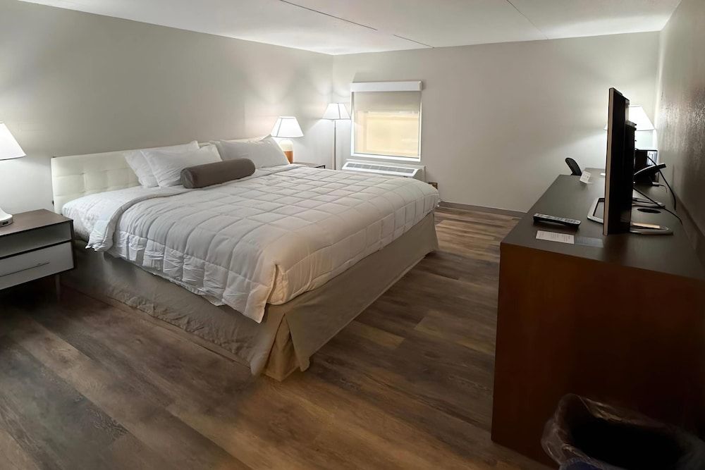 Germaine Inn South Portland Standard Room, 1 King Bed, Non Smoking