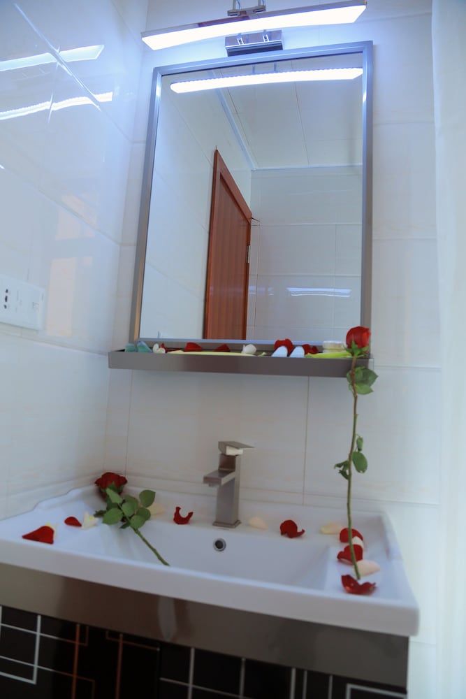 Sunland Hotel Twin Room 8