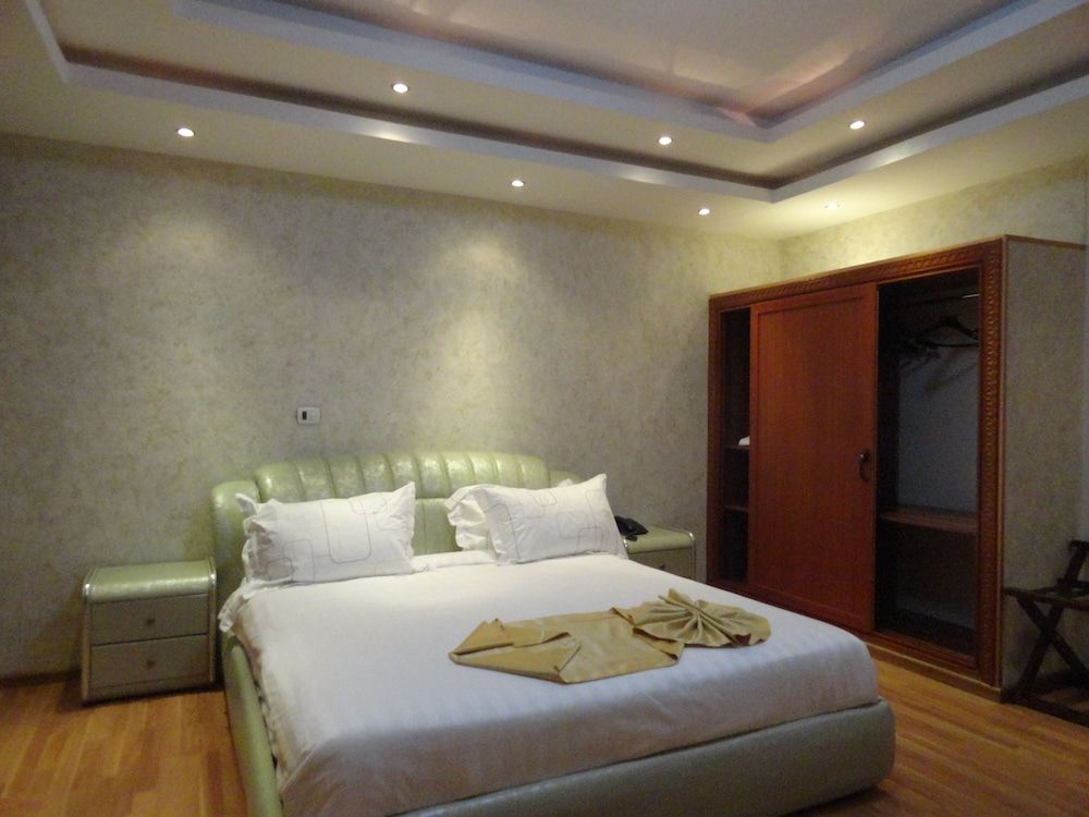 Impress Hotel Classic Room 4