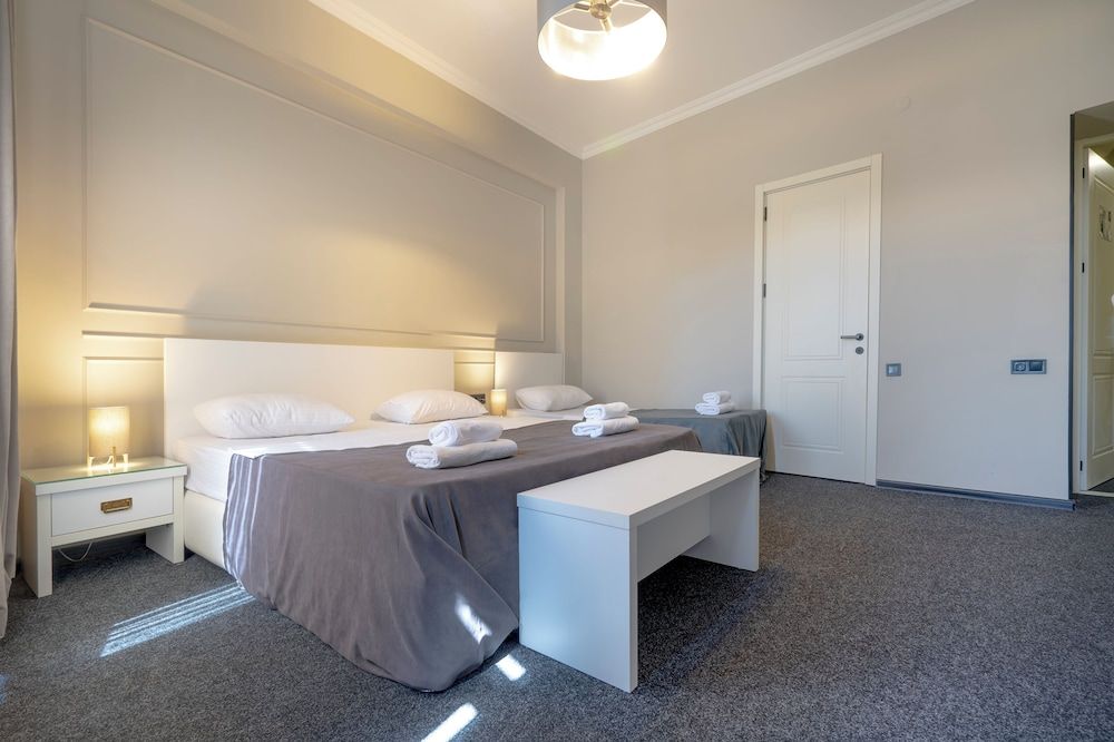 Hotel Piazza Triple Room with City View 3