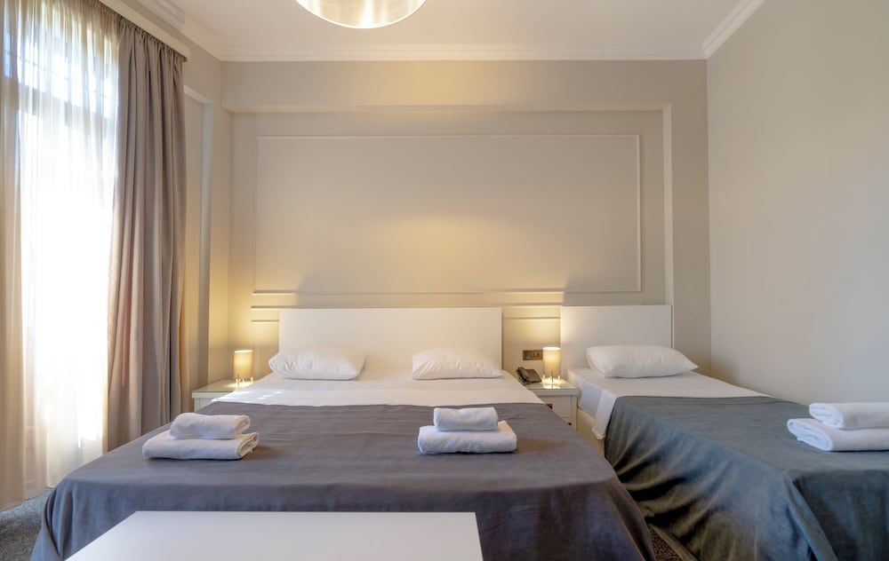 Hotel Piazza Triple Room with City View 2