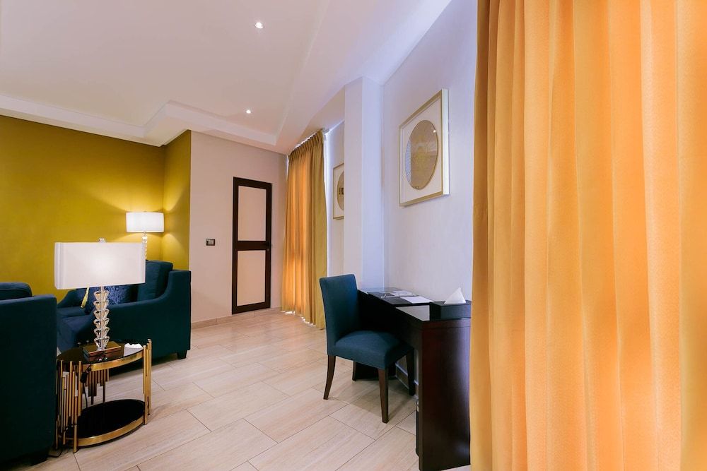 Oak Plaza Suites Executive Suite 13