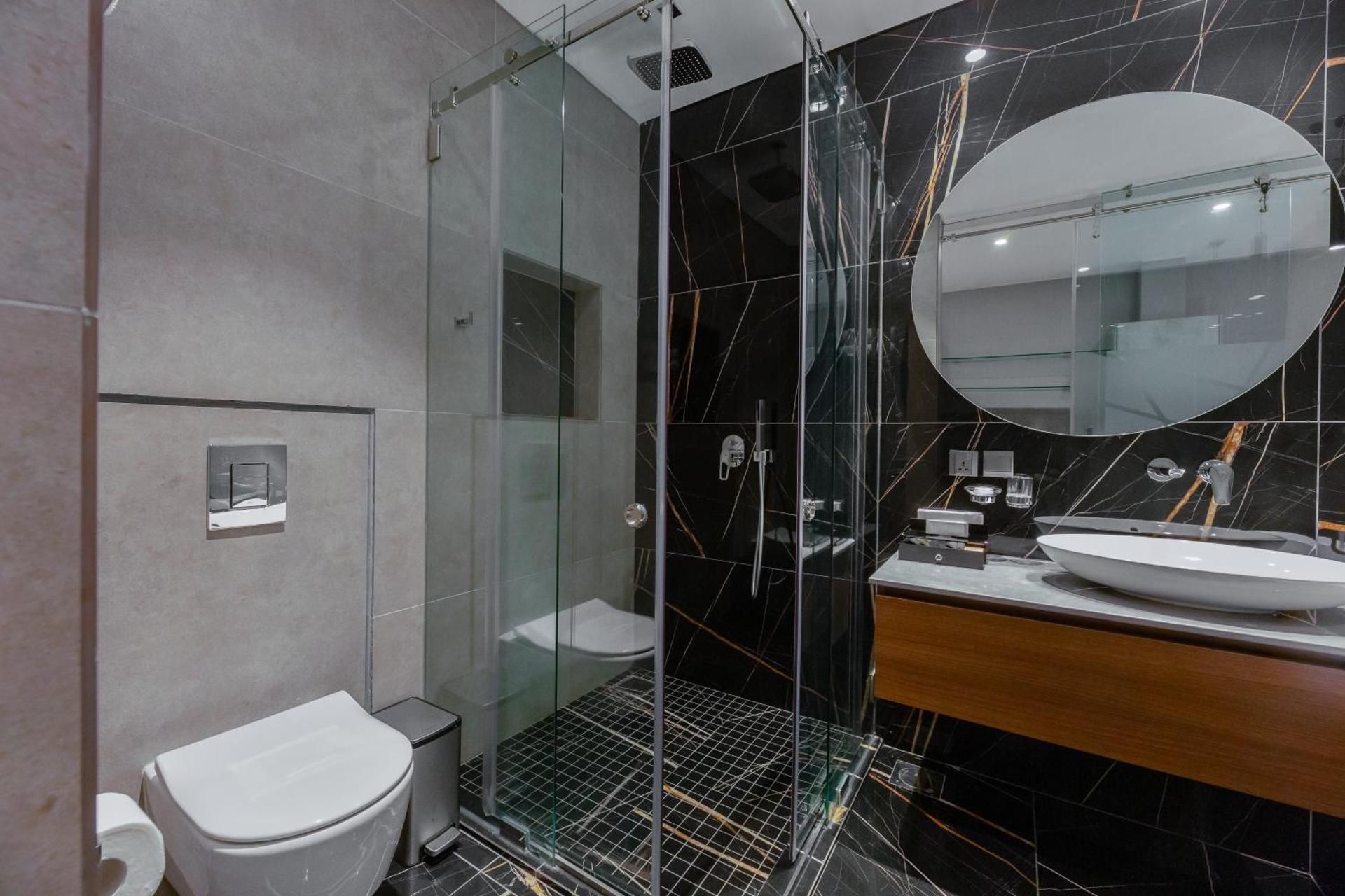 Oak Plaza Suites Executive Suite 12