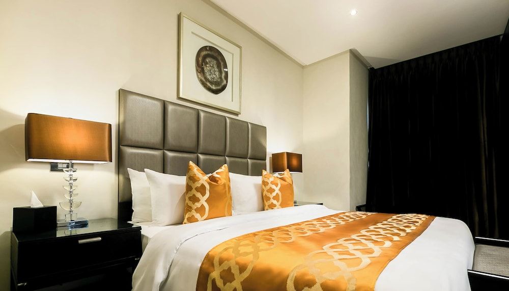 Oak Plaza Suites Executive Suite 5