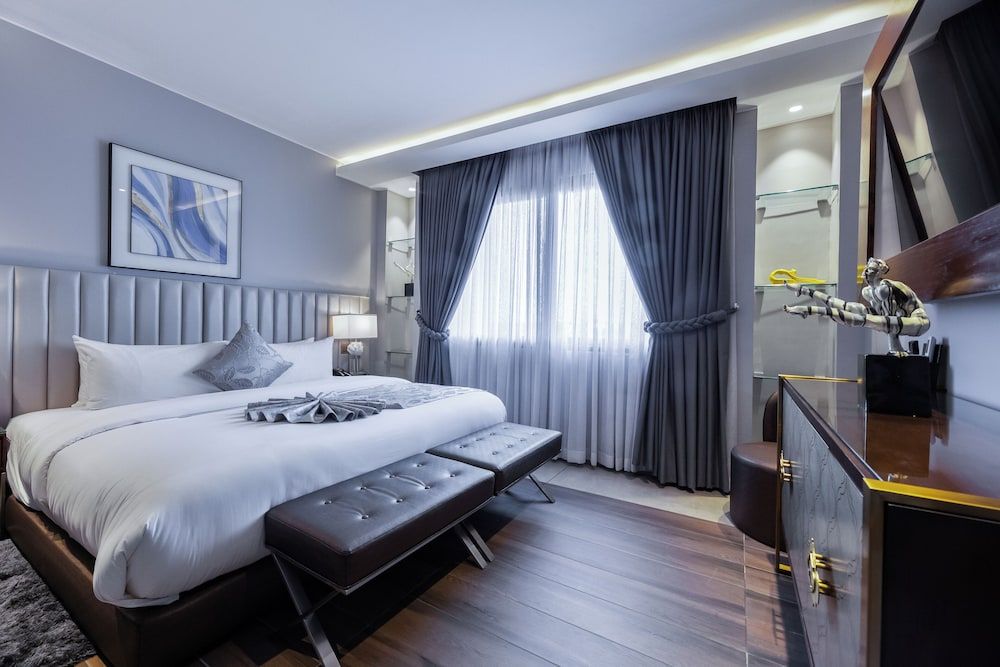 Oak Plaza Suites Executive Suite 3