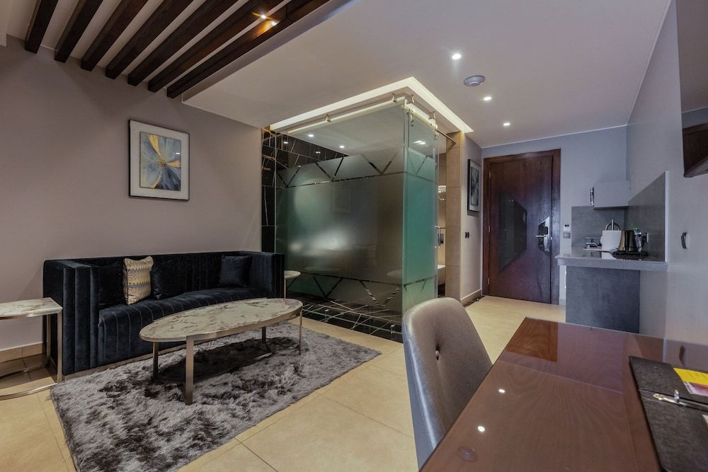 Oak Plaza Suites Executive Suite 15