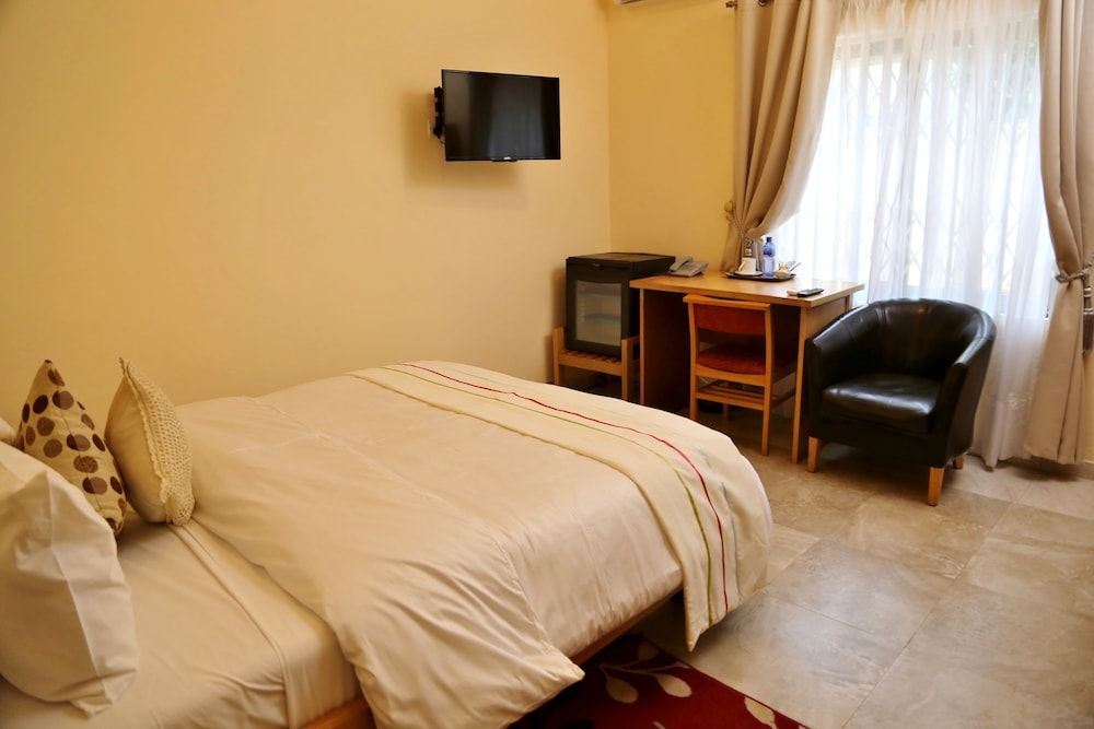Deluxe Double Room, 1 King Bed, Ensuite, Garden View