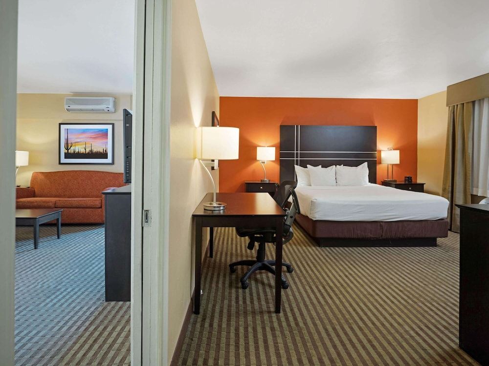 undefined La Quinta Inn & Suites by Wyndham Tucson - Reid Park 3