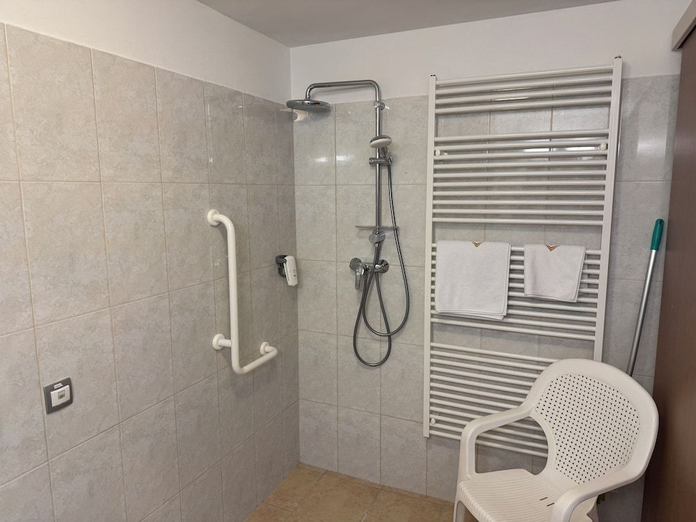 Famulus Hotel Classic Double or Twin Room, Transfer Shower 4