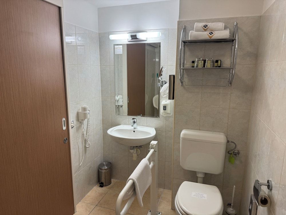 Famulus Hotel Classic Double or Twin Room, Transfer Shower 3