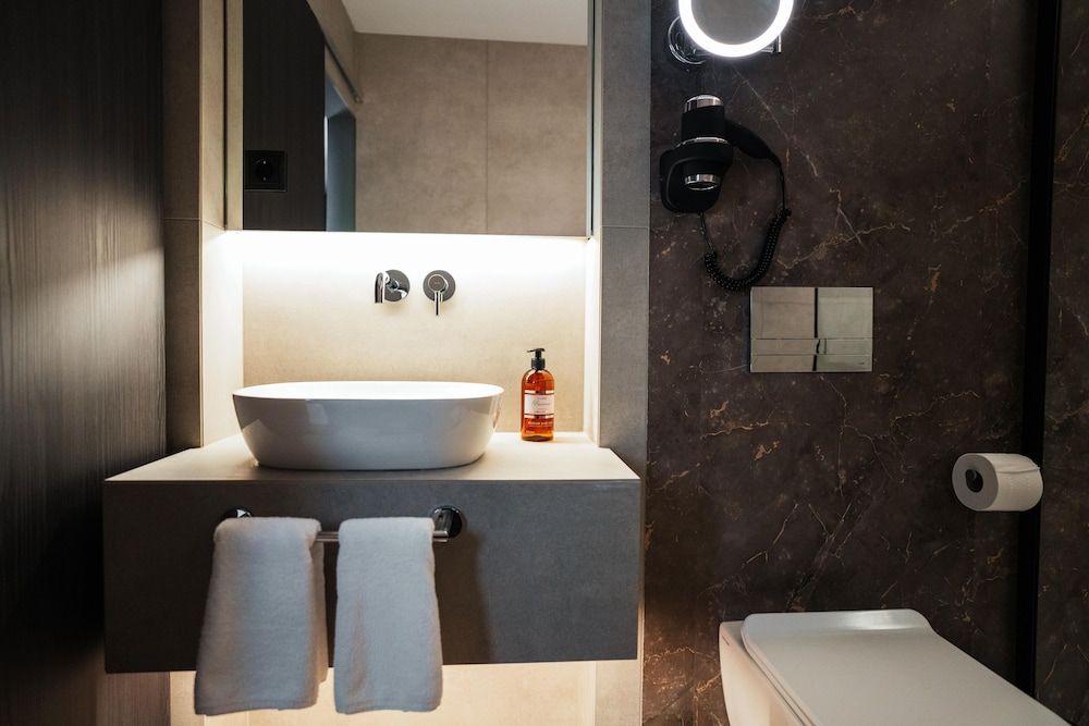 Konvin Hotel by Reykjavik Keflavik Airport Quadruple Room 7